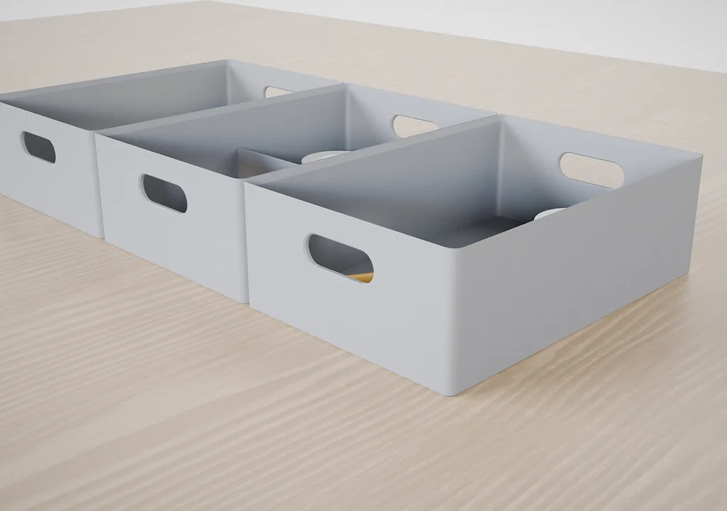 Side handles. Finger slots up to 40 × 14 mm under the rim of the shorter walls, so a module lifts straight out.